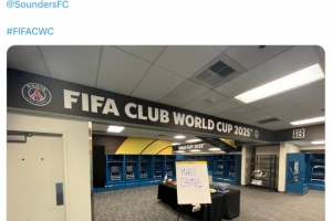 小組頭名出線！巴黎在更衣室寫下“謝謝西雅圖”文字