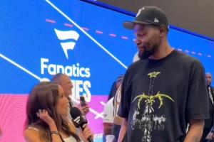 美女記者：我可以正式介紹你是火箭的杜蘭特嗎？KD：非常合適