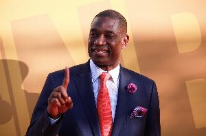 經(jīng)典動作搖手指?祝已故NBA名宿穆托姆博生日快樂！