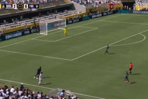 10人皇馬3球領先！迪亞斯挑傳禁區(qū)，巴爾韋德捅射破門！