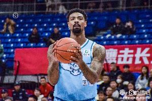 媒體人：劉維偉春節(jié)就敲定米奇續(xù)約 目前在看上季表現(xiàn)出色的小外