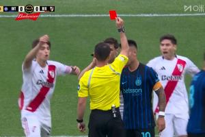 河床已危！夸爾塔最后一人犯規(guī)吃到直紅，河床10人應(yīng)戰(zhàn)+第3恐出局