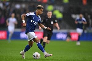 鏡報：多隊關(guān)注伊鎮(zhèn)中場哈欽森，藍軍擁有該球員25%二轉(zhuǎn)分成