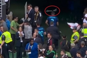 世體：河床球迷朝鄧弗里斯扔雜物，國際足聯(lián)預(yù)計(jì)將處罰俱樂部