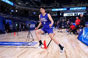 楊瀚森在第16順位被開拓者選中！王健：今年選秀最大黑馬