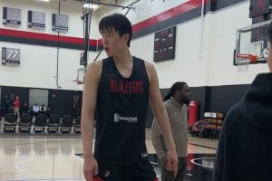 毒奶楊瀚森試訓(xùn)開拓者時(shí) 楊毅：不應(yīng)該去有可能選他的隊(duì)嗎？