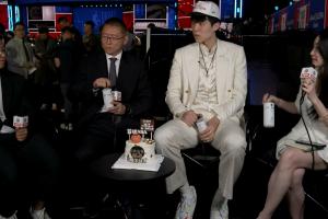 生日快樂！2025年NBA首輪16號秀楊瀚森在選秀大會現(xiàn)場過生日