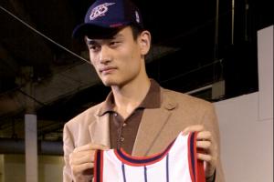 歷史的開(kāi)始！2002年的今天：火箭用狀元簽選擇了中國(guó)中鋒姚明