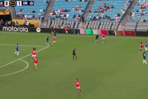 有待商榷？本菲卡任意球造點(diǎn)，慢鏡頭回看造任意球的犯規(guī)