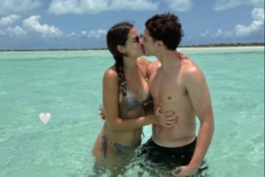 排解馬競(jìng)世俱杯出局之痛！阿爾瓦雷斯和女友擁吻，開(kāi)啟度假時(shí)光