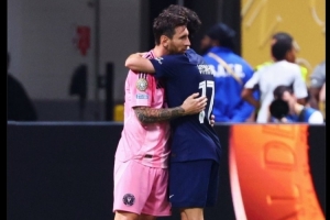 如果再見不能紅著眼！巴黎官推賽后曬梅西和維蒂尼亞擁抱照