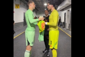 惺惺相惜！諾伊爾在賽后同弗拉門戈門將交換球衣并合影留念