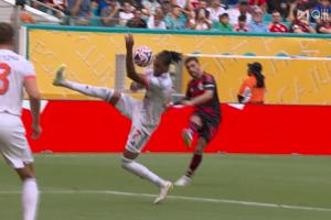 頑強(qiáng)！奧利塞手球送點(diǎn)，若日尼奧點(diǎn)射破門(mén)再追一球！