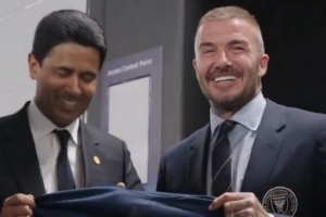 貝克漢姆與納賽爾、恩里克、巴黎球員見(jiàn)面，獲贈(zèng)巴黎球衣