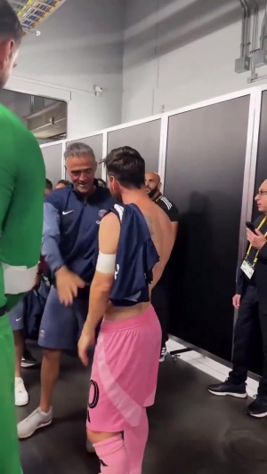 老熟人！賽后梅西與恩里克、多納魯馬、金彭貝等人熱聊