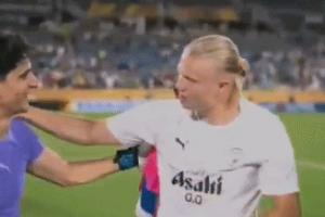 聊啥呢？布努全場(chǎng)貢獻(xiàn)10次撲救，賽后哈蘭德?lián)е奶? >
                                        </div>
                                    </div>
                                                                        <div   id=