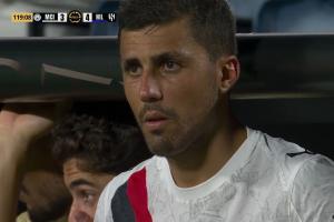 愣了！第119分鐘時(shí)曼城仍落后，鏡頭給到被換下的羅德里表情