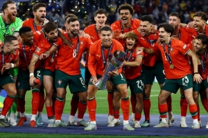 加拉：C羅明年世界杯很難首發(fā)了，奪冠夢(mèng)想最終可能以淚水收?qǐng)? >
                                        </div>
                                    </div>
                                                                        <div   id=