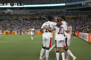 B席門前亂戰(zhàn)破門！新月球員持續(xù)抗議手球，主裁確認(rèn)進(jìn)球有效