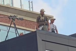 安保措施拉滿！皇馬vs薩爾茨堡賽中，有狙擊手在球場(chǎng)屋頂執(zhí)行任務(wù)