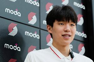 高居本屆新秀第2名楊瀚森聯(lián)合試訓(xùn)球衣拍賣價(jià)格僅次弗拉格