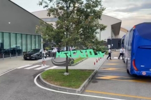 打道回府！世俱杯出局后齊沃與國(guó)米球員回到米蘭城