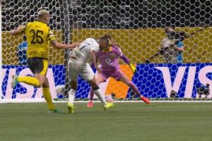 蒙特雷單刀被撲后眾球員紛紛投訴聚勒身后推人，主裁判沒有表示