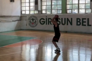 漲球中！申京在土耳其進(jìn)行三分訓(xùn)練 出手速度明顯快多了