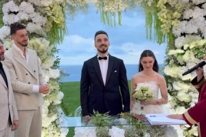 申京參加哥哥阿里坎的婚禮 兄弟倆曬的自拍超像雙胞胎