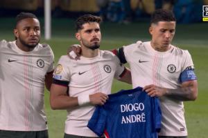 切爾西前鋒內(nèi)托拿著印有若塔兄弟名字的球衣進(jìn)場，舉球衣悼念