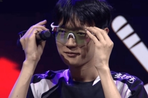 關(guān)鍵先生！LOL官推曬Shanks戴眼鏡圖，并配表情：