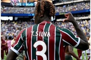 致敬！查洛巴社媒曬交換過來的蒂亞戈-席爾瓦球衣