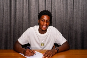 官方：利茲聯(lián)免簽前利物浦U18中衛(wèi)馬庫斯，雙方簽下兩年合同