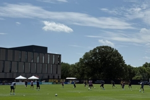 記者報(bào)巴黎訓(xùn)練：金彭貝缺席、莫斯卡多單獨(dú)訓(xùn)練，其他球員都在