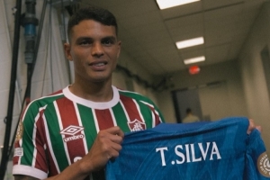 切爾西贈送蒂亞戈-席爾瓦6號球衣并曬出合影：怪獸