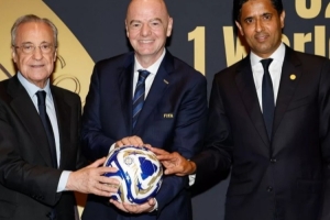 在世俱杯半決賽前，皇馬主席弗洛倫蒂諾與巴黎主席納賽爾互贈(zèng)禮物