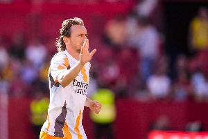 39歲303天，莫德里奇成為在正式比賽中代表皇馬出戰(zhàn)的最年長球員