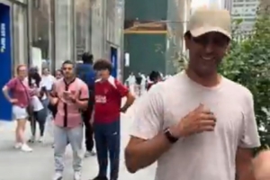 RMC：納賽爾造訪巴黎圣日耳曼紐約旗艦店，現(xiàn)場(chǎng)給球迷送決賽門票