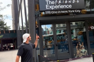 RMC：巴黎球員放假暢游曼哈頓，內(nèi)維斯造訪《老友記》咖啡館