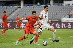 記者：國足這場(chǎng)后防真太拉了，很難想象朱辰杰是國內(nèi)最好中衛(wèi)之一