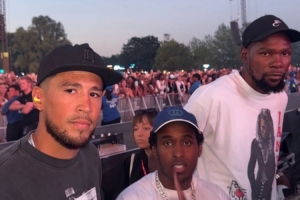 還擱一塊呢杜蘭特與前隊友布克同框現(xiàn)身倫敦Wireless音樂節(jié)