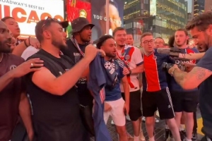 氣氛熱烈！眾多巴黎球迷聚集在時代廣場，載歌載舞為球隊助威