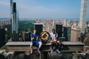 預(yù)熱決賽！帕爾默、登貝萊在紐約高空與世俱杯獎(jiǎng)杯合影