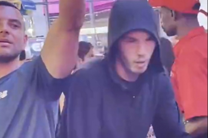 美國(guó)人真不認(rèn)識(shí)帕爾默騎滑板車穿過時(shí)代廣場(chǎng)，身旁無人認(rèn)出