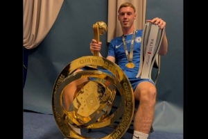 豐收！切爾西官推曬帕爾默賽后照：世俱杯獎杯+金球+決賽MVP簇擁