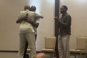 名記：老比克斯塔夫因其對(duì)籃球運(yùn)動(dòng)的影響今日被黑人教練協(xié)會(huì)表彰