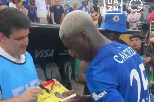 化身簽名機器！凱塞多世俱杯奪冠后“瘋狂”簽名