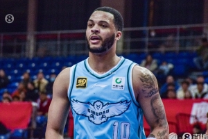 場(chǎng)均26.3分6.4板7.6助1.8斷！媒體人：青島和韋瑟斯龐完成簽約