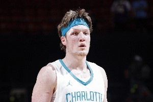 來看夏聯(lián)歷屆FMVP！庫(kù)茲馬爆砍30+10帶carry湖人 近半來過CBA