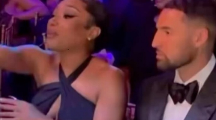 我是誰我在哪？馬冬梅在晚宴激動(dòng)高歌 克萊毫無靈魂機(jī)械擺頭